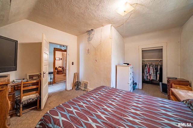 509 W Mcclure Ave, Peoria, IL 61604 - bedroom featuring carpet, a closet, and a textured ceiling