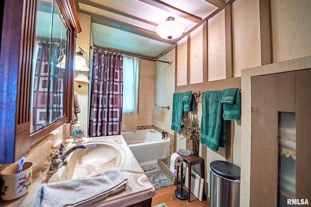 509 W Mcclure Ave, Peoria, IL 61604 - full bath featuring vanity, shower / bathtub combination with curtain, and wood finished floors