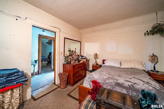 509 W Mcclure Ave, Peoria, IL 61604 - carpeted bedroom with lofted ceiling and a textured ceiling