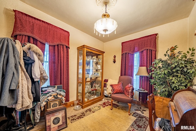 509 W Mcclure Ave, Peoria, IL 61604 - living area featuring baseboards
