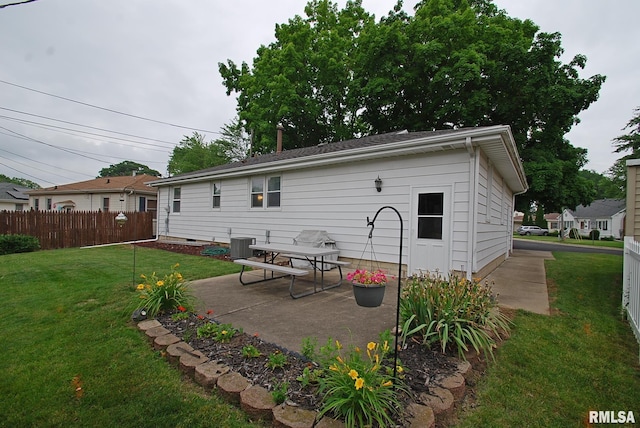 4 Alexander Ln, Bartonville, IL 61607 - back of property with a patio area