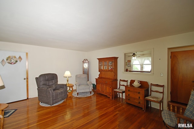 4 Alexander Ln, Bartonville, IL 61607 - living area with wood finished floors and ceiling fan