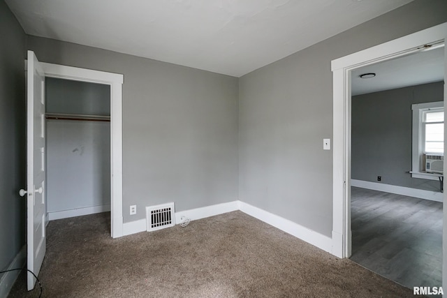 409 E Embert Pl, Peoria, IL 61603 - unfurnished bedroom with carpet floors, cooling unit, and a closet
