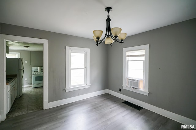 409 E Embert Pl, Peoria, IL 61603 - spare room with a chandelier and dark wood-style flooring