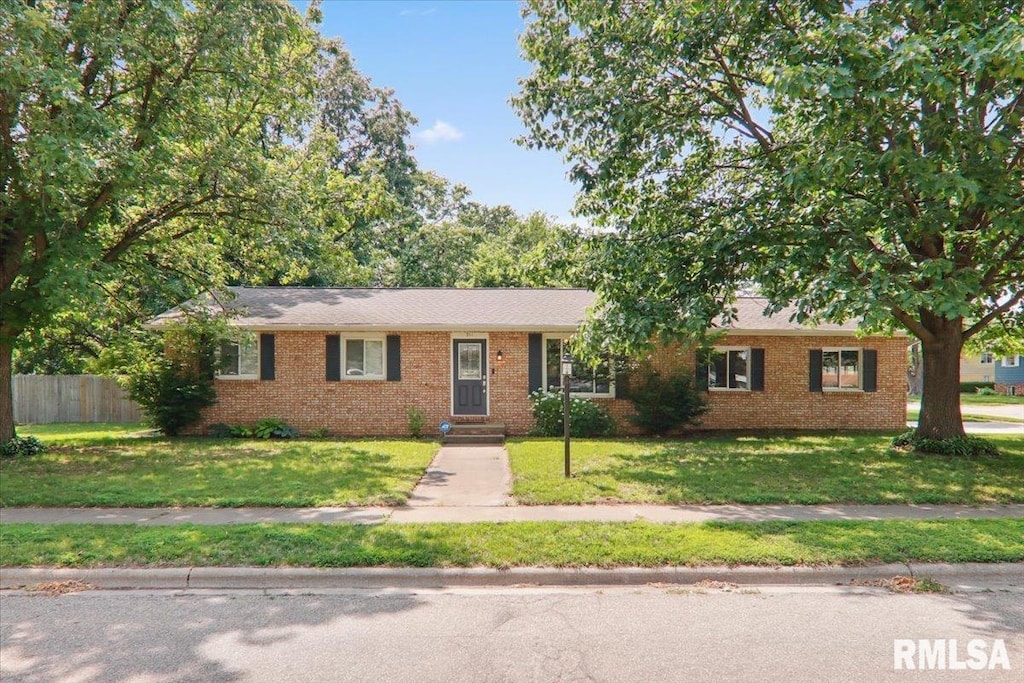 911 N Stanley Dr, Chillicothe, IL 61523 - ranch-style house with brick siding