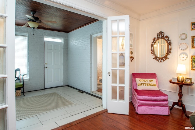 3316 N Biltmore Ave, Peoria, IL 61604 - foyer with wood finished floors, ornamental molding, and a ceiling fan