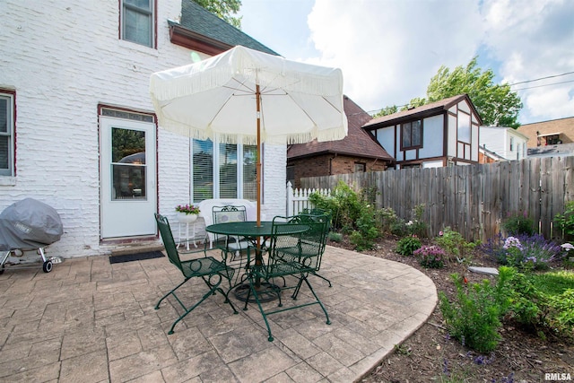 3316 N Biltmore Ave, Peoria, IL 61604 - view of patio with grilling area and outdoor dining space