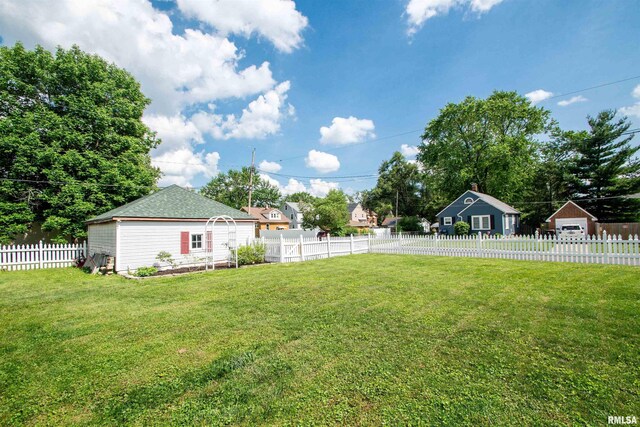 3316 N Biltmore Ave, Peoria, IL 61604 - fenced yard featuring an outdoor structure