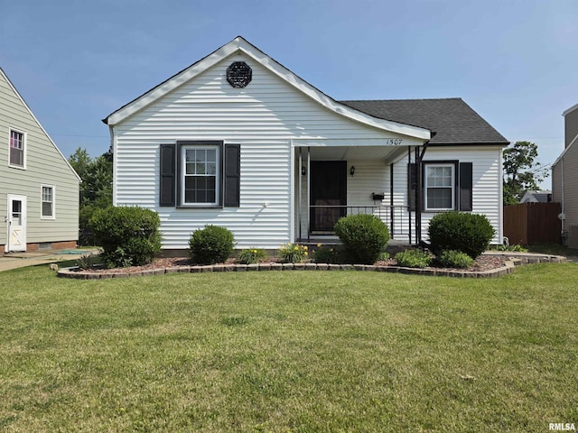1507 W Circle Rd, Peoria, IL 61604 - view of front facade featuring a front yard and a porch