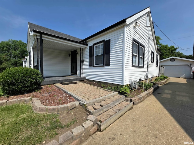 1507 W Circle Rd, Peoria, IL 61604 - view of front of property with an outbuilding, covered porch, and a detached garage