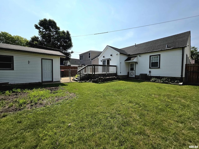 1507 W Circle Rd, Peoria, IL 61604 - view of yard featuring a wooden deck