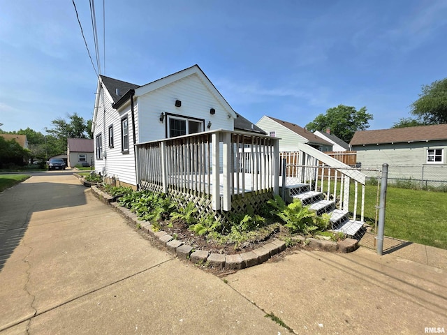 1507 W Circle Rd, Peoria, IL 61604 - view of front of property featuring a wooden deck