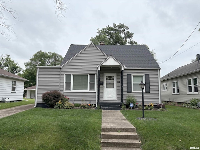 1912 N Broadway St, Peoria, IL 61604 - bungalow-style home with a front yard and roof with shingles