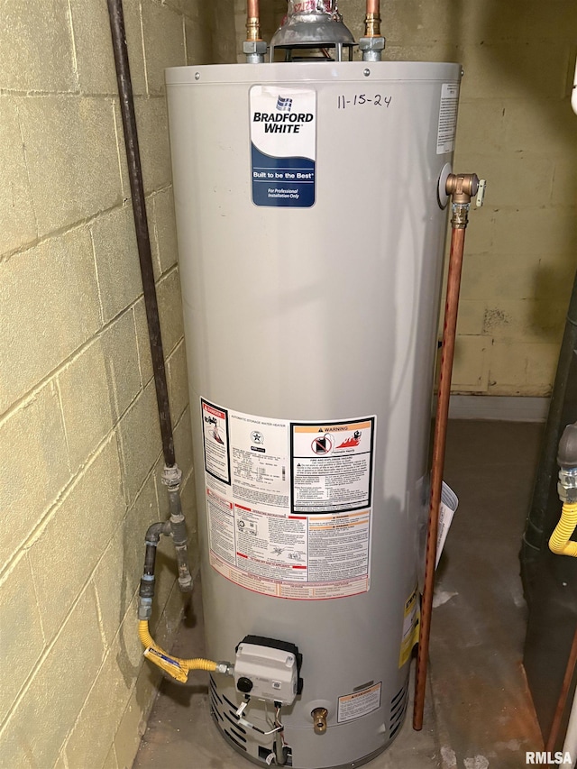 502 W Crestwood Dr, Peoria, IL 61614 - utility room with water heater