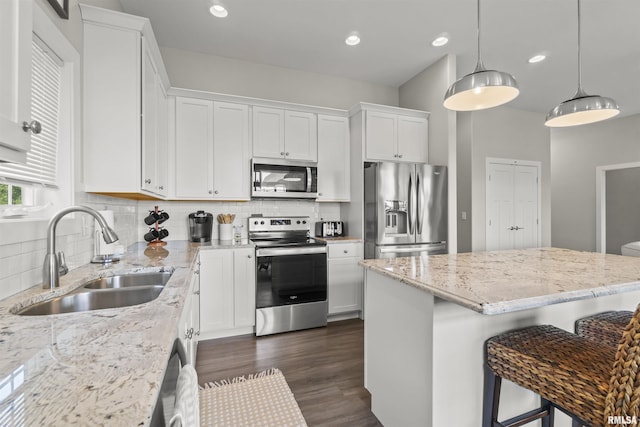 4096 Oak Run Dr, Dahinda, IL 61428 - kitchen with stainless steel appliances, a breakfast bar area, decorative backsplash, white cabinets, and recessed lighting