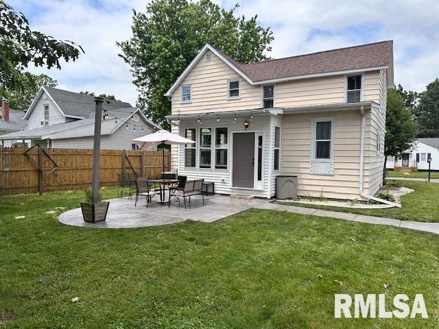 964 E Locust St, Canton, IL 61520 - back of property with a patio