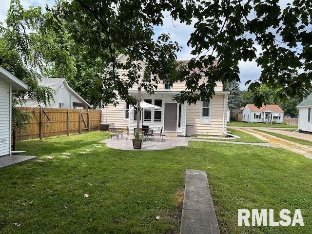 964 E Locust St, Canton, IL 61520 - back of property with a patio