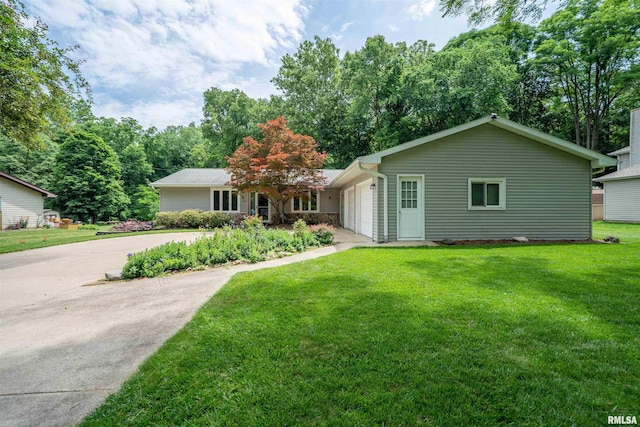 748 E Poplet Hollow Rd, Peoria, IL 61614 - ranch-style house featuring an attached garage, a front lawn, and driveway