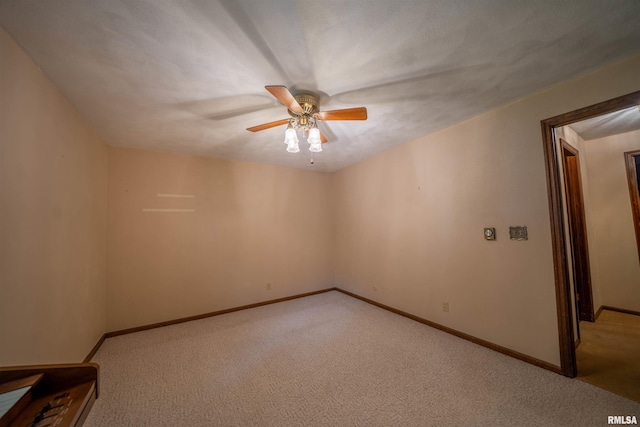 748 E Poplet Hollow Rd, Peoria, IL 61614 - unfurnished room with light carpet and ceiling fan