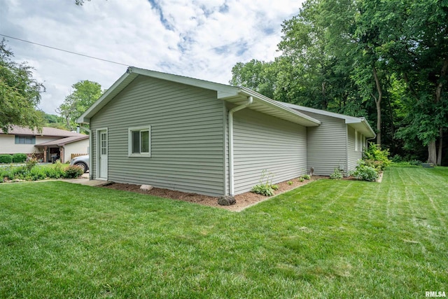748 E Poplet Hollow Rd, Peoria, IL 61614 - view of property exterior with a lawn