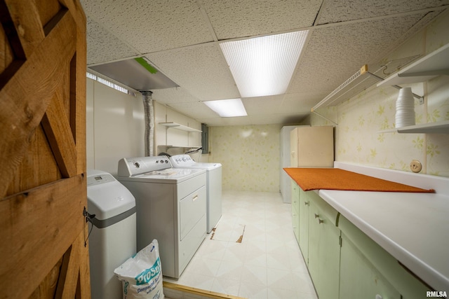 748 E Poplet Hollow Rd, Peoria, IL 61614 - laundry area with washer and dryer, light flooring, and wallpapered walls