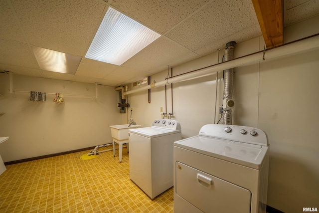 748 E Poplet Hollow Rd, Peoria, IL 61614 - washroom featuring washing machine and dryer and light flooring