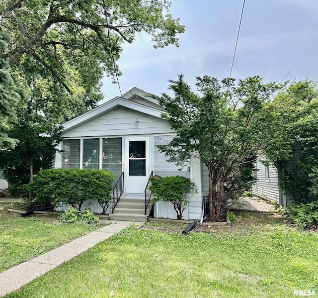 904 E Forrest Hill Ave, Peoria, IL 61603 - view of front of home with entry steps and a front yard