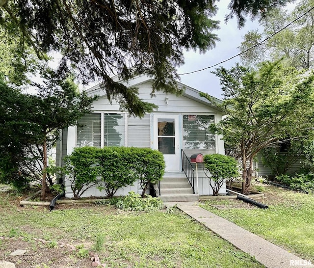 904 E Forrest Hill Ave, Peoria, IL 61603 - view of front facade featuring a front lawn