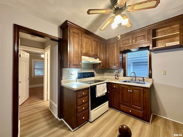 904 E Forrest Hill Ave, Peoria, IL 61603 - kitchen featuring electric range, under cabinet range hood, light countertops, ceiling fan, and light wood finished floors