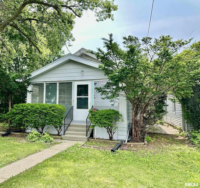 904 E Forrest Hill Ave, Peoria, IL 61603 - view of front facade featuring entry steps and a front yard