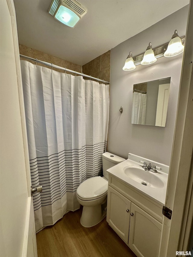904 E Forrest Hill Ave, Peoria, IL 61603 - full bath featuring wood finished floors, vanity, and a shower with curtain