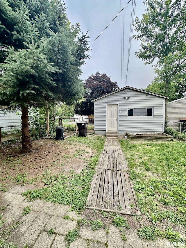 904 E Forrest Hill Ave, Peoria, IL 61603 - view of yard featuring an outdoor structure
