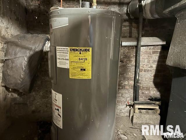 1608 S Lydia Ave, Peoria, IL 61605 - utilities featuring water heater