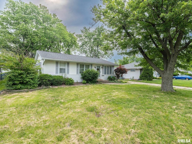 2705 N Victoria Ave, Peoria, IL 61604 - single story home with a front yard