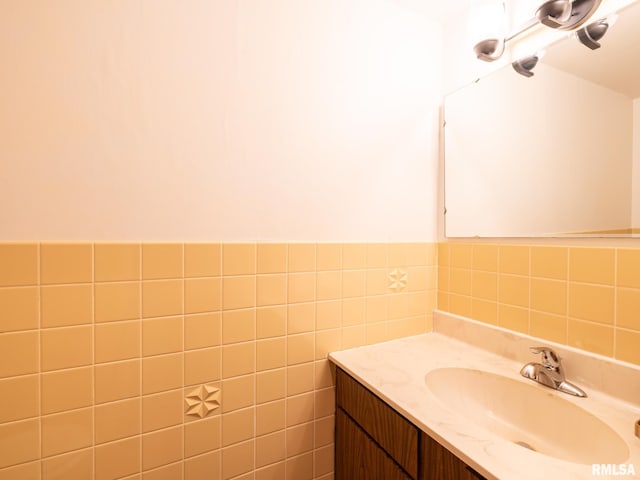 2705 N Victoria Ave, Peoria, IL 61604 - bathroom featuring vanity and tile walls