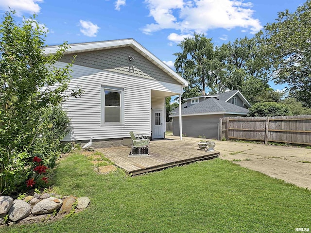 510 W Willcox Ave, Peoria, IL 61604 - back of house with a wooden deck