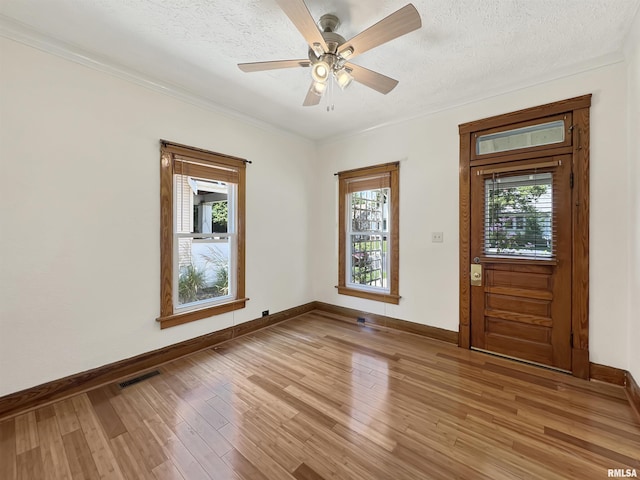 510 W Willcox Ave, Peoria, IL 61604 - entryway featuring light wood-style floors, ceiling fan, crown molding, and a textured ceiling