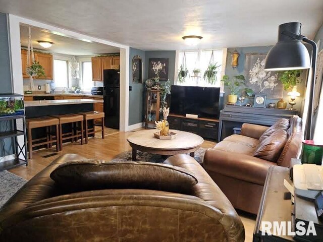 75 W 5th St, El Paso, IL 61738