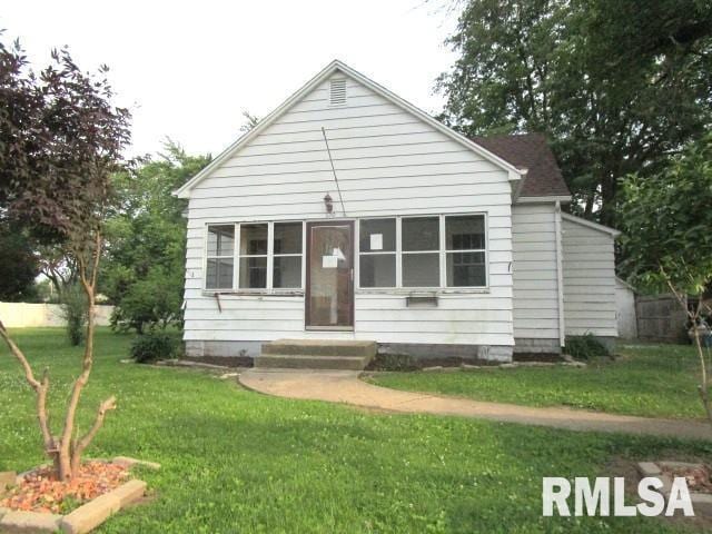 320 E Meadow Lawn St, Manito, IL 61546 - view of front of house with a front yard