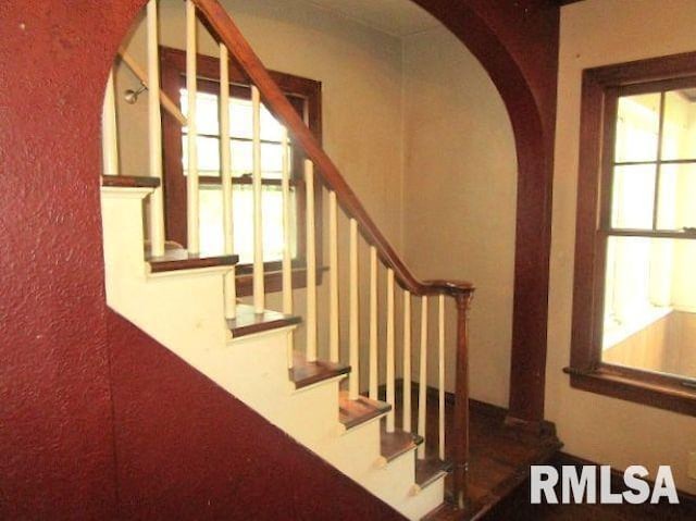 320 E Meadow Lawn St, Manito, IL 61546 - staircase with arched walkways