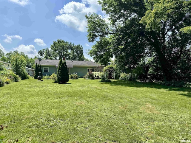 3813 W Brighton Ave, Peoria, IL 61615 - view of grassy yard