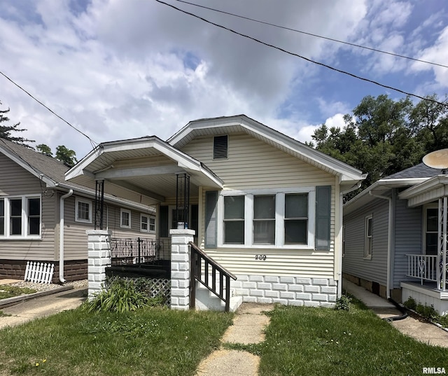 209 E Corrington Ave, Peoria, IL 61603 - view of front of property featuring a porch
