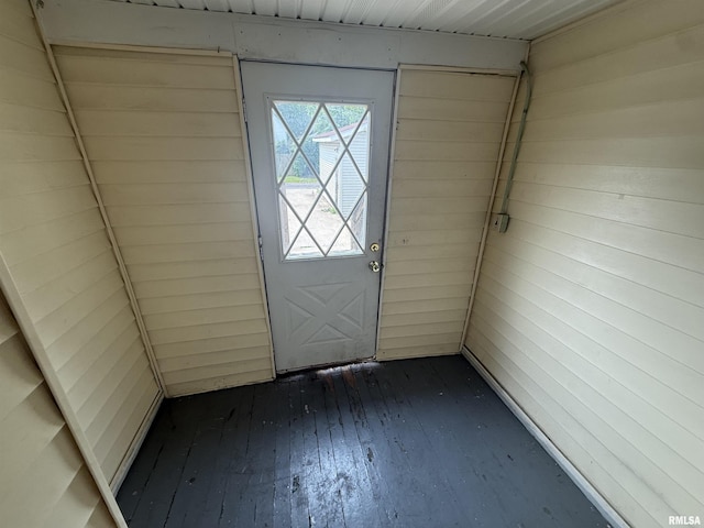 1712 W Bradley Ave, Peoria, IL 61606 - doorway featuring dark wood finished floors