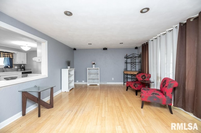 1200 Highview Rd, East Peoria, IL 61611 - living area featuring light wood-style flooring and baseboards