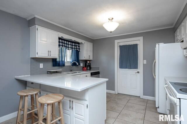1200 Highview Rd, East Peoria, IL 61611 - kitchen featuring a peninsula, white electric range oven, a breakfast bar area, light countertops, and crown molding
