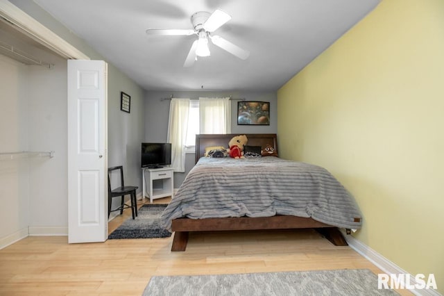 1200 Highview Rd, East Peoria, IL 61611 - bedroom with wood finished floors and a ceiling fan