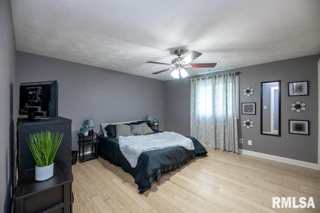 1200 Highview Rd, East Peoria, IL 61611 - bedroom with light wood-type flooring and a ceiling fan