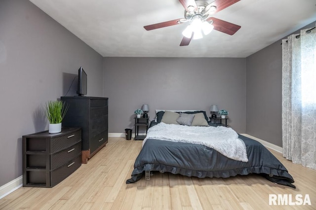 1200 Highview Rd, East Peoria, IL 61611 - bedroom with light wood-type flooring and a ceiling fan