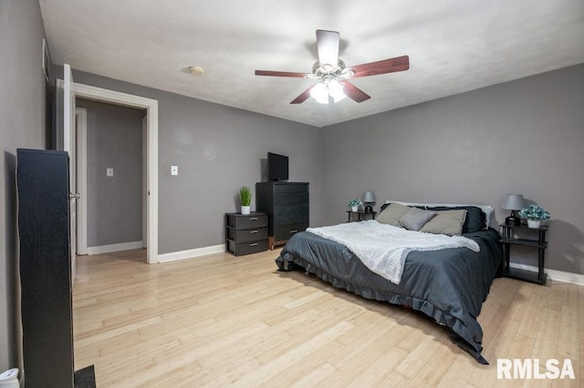 1200 Highview Rd, East Peoria, IL 61611 - bedroom featuring light wood-type flooring and a ceiling fan