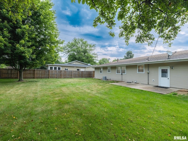 410 Stout Dr, Mackinaw, IL 61755 - view of yard featuring a patio